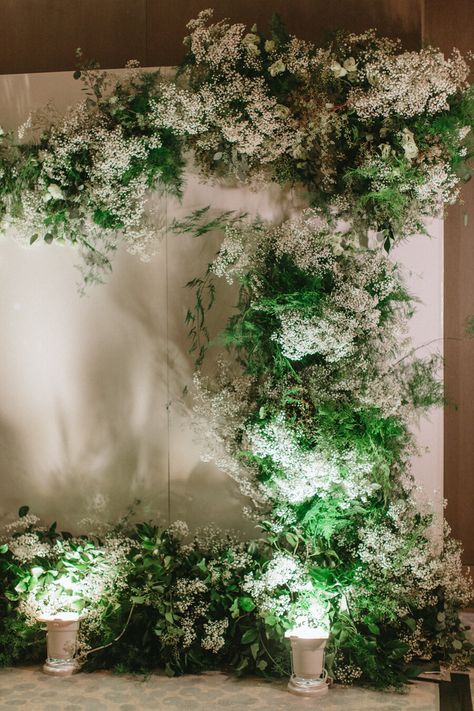 Wedding White Backdrop, Baby Breath Wedding Decor, Gypsophila Wedding Decoration, Baby Breath Wedding, Babies Breath Wedding, Nyc Downtown, Baby's Breath Wedding, Hanging Greenery, Zoo Wedding