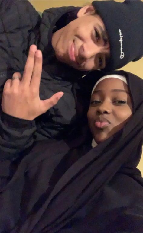 Arab Black Couple, Cute Muslim Couples Wallpaper, Hijabi Couple Aesthetic, Black And Arab Couple, Arab And Black Couple, Muslim Couple Goals, Islam Marriage, Mixed Couples, Stile Hijab