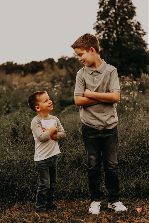 Brother Sister Picture Poses, Brothers Family Photos, Brother Photoshoot Ideas, 2 Brother Photoshoot, Brother Picture Poses, Boy And Girl Photoshooting, Family Photos Brothers, Brothers Family Pictures, Brother Family Pictures