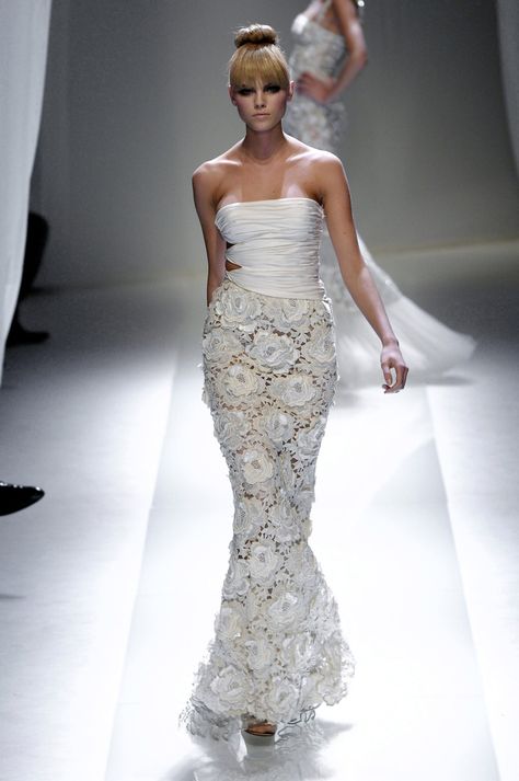 Valentino Lace Dress, Valentino Bridal, Runway Bridal, Dresses Event, Valentino Runway, Valentino Gowns, 90s Runway, High Fashion Models, Fitted Wedding Dress