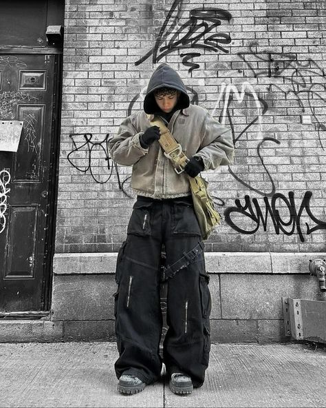 How about his color? 🌪️ Outfit info 👇🏻 • • • 📸 @undscovered_ 🇨🇦 🧥Outer : le ninety 👔Top : cole henry 👖Bottom : Self made 👞Shoes : balenciaga 👜Bag : dusty green duty • • • • • • washing vintage gray working wacket, hoodie, beige cross bag, baggy cargo pants, boots, men’s outfit, canada Winter Baggy Outfits, Y2k Outfits For Men, Cargo Pants Boots, Baggy Cargo Pants Outfit, Baggy Outfits Men, Winter Outfits Canada, Balenciaga Outfit, Baggy Pants Outfit, 2000s Men