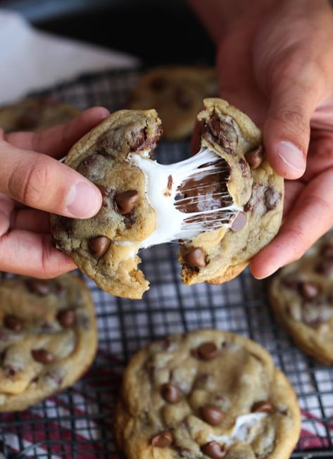 Smores Stuffed Chocolate Chip Cookies are a thick, soft cookie recipe stuffed with graham crackers, milk chocolate, and a gooey marshmallow! Two favorite treats in one cookie! #cookiesandcups #smores #chocolatechipcookie #smorescookie #cookierecipe Smores Cookies Recipes, Shortbread Cake, Bbq Sauce Homemade Easy, Stuffed Chocolate Chip Cookies, Cookies And Cups, Soft Cookie Recipe, Cookie Cups Recipe, Smore Recipes, Jelly Cookies