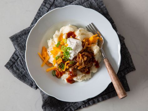 Pulled Pork-Mashed Potato Bowls Pulled Pork Mashed Potatoes, Mashed Potato Bowl Recipes, December Dinners, Mashed Potato Bowl, Meals For Families, Potato Bowls, Potato Bowl, Mix Salad, Spring Mix Salad