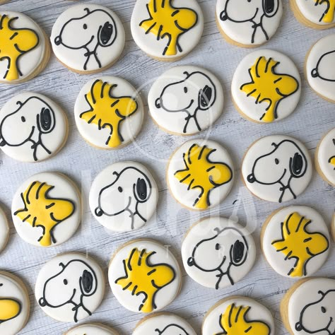 Snoopy Cookies Decorated, Snoopy Desserts, Snoopy Party Decorations, Snoopy Snacks, Snoopy Treats, Snoopy Cupcakes, Snoopy Cookies, Bolo Snoopy, Snoopy Birthday Party