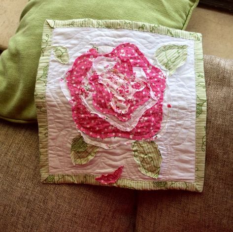 French Rose quilt inspired by Heather French pattern Quilt Tricks, Rose Quilts, Roses Quilt, French Quilt, French Roses, Shabby Chic Quilts, Chic Quilts, Rose Quilt, Flower Quilts