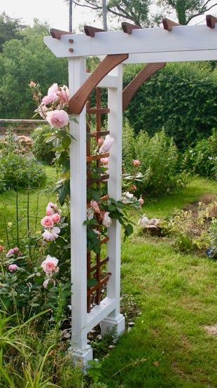 Rose Arbor, Rose Trellis, Front Yard Garden Design, Garden Arbor, Garden Arches, Easy Landscaping, Garden Rose, Mediterranean Garden, Charming Garden