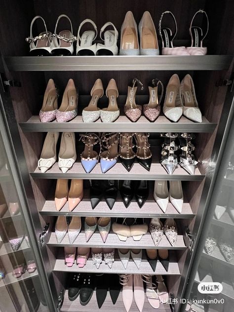 Shoe Closet Aesthetic, Luxury Shoe Collection, Stile Kylie Jenner, Dream Closet Design, Mirror Backsplash, Heels Aesthetic, Closet Shoes, Shoe Shelves, Wardrobe Room