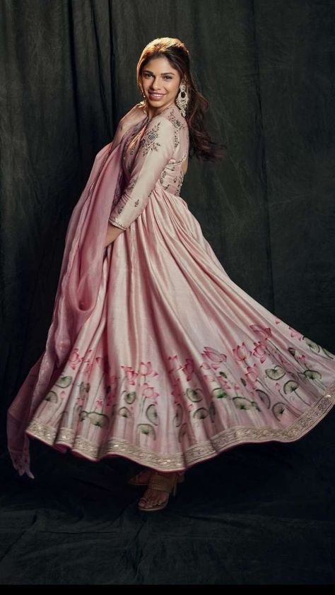 Elevate your wedding look with some royal outfits inspired by Heeramandi actress Sharmin Segal Mehta that will ensure you shine different at any occasion. Tap to see! ... Heeramandi Alamzeb Outfits, Heeramandi Inspired Outfits, Heeramandi Dresses, Heeramandi Look, Royal Outfit Ideas, Heeramandi Outfits, Sharmin Segal, Easy And Beautiful Hairstyles, Royal Outfit