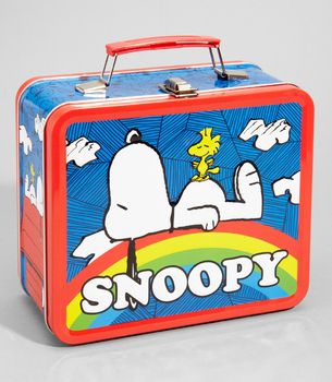 Snoopy Snoopy Rainbow, Peanut Characters, Retro Lunch Boxes, Snoopy Art, Snacks Gluten Free, Snoopy Vintage, Lunch Box Thermos, Sunday Comics, Tin Lunch Boxes