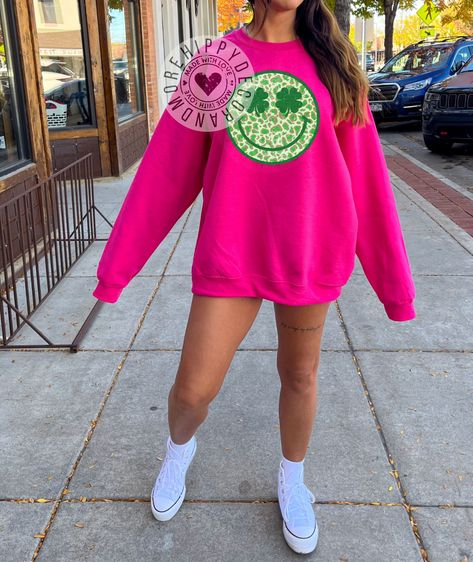 Happy Face Shirt, Smiley Face Shirt, Sweatshirt Model, Decal Ideas, Preppy Christmas, Gildan Sweatshirt, Tshirt Ideas, Saint Valentine, Gildan Sweatshirts