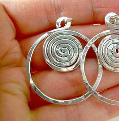 Aluminum Wire Jewelry, Silver Wire Earrings, Aluminum Earrings, Wire Jewelery, Aluminum Jewelry, Bijoux Fil Aluminium, Diy Wire Jewelry, Earrings Inspiration, Handmade Wire Jewelry