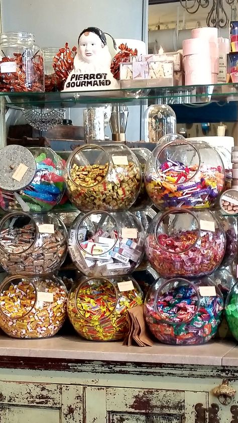 Old Candy Store Aesthetic, Vintage Candy Display, Retail Candy Display Ideas, Candy Shack, Candy Display Store, Old Fashion Candy Store, Retro Candy Store, Vintage Candy Shop Aesthetic, Vintage Sweet Shop