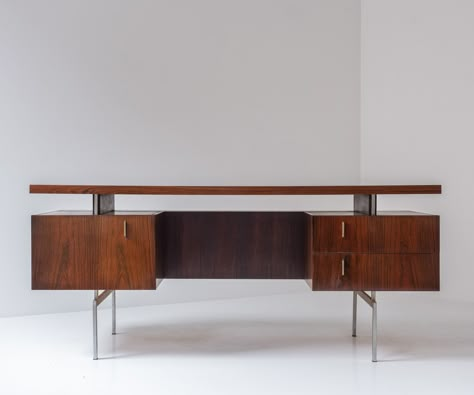 Listed on VNTG.com: Extraordinary executive desk in rosewood, 1950's | #vntg #vintage 1950s Desk, Midcentury Desk, Vintage Office Desk, Executive Office Design, Loose Furniture, Timber Shelves, Paris Home, Cafe Furniture, Mid Century Desk