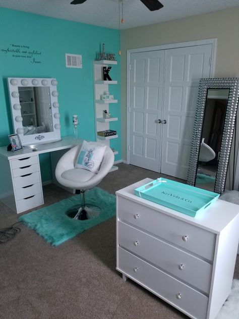 Yenni Para Makeup Room Ideas, Makeup Room Decor, Vanity Room, Dekorasi Kamar Tidur, Casa Vintage, Glam Room, Girl Bedroom Designs, Dressing Area, Teen Room Decor