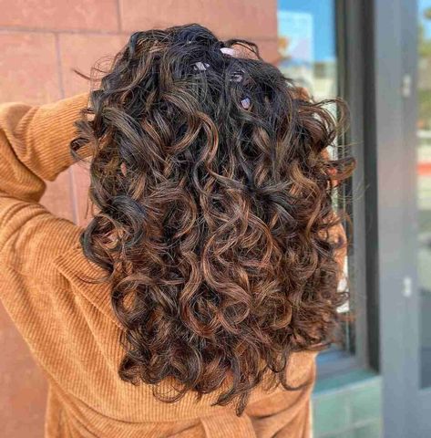 Curly Hair Balayage Brown, Balayage For Curly Hair, Curly Hair Balayage, Spiral Curly Hair, Hair Balayage Brown, Curly Balayage Hair, Curly Hair Color Ideas, Short Layered Curly Hair, Curly Hair Color