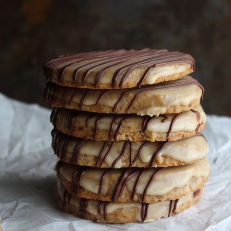 Espresso cookies with coffee glaze and dark chocolate drizzle.

#coffeeandcookies #coffeelovers #coffee #espresso #espressocookies #coffeeglaze #caramel #dulcedeleche #darkchocolate #cookies #ilovecookies #cookierecipes #cookieblog #atxblogger #cookiereels Expresso Cookies Recipes, Espresso Martini Cookies, Coffee Shortbread Cookies, Espresso Shortbread Cookies, Cappuccino Cookies, Espresso Cookies Recipe, Expresso Cookie, Espresso Shortbread, Texas Cookies