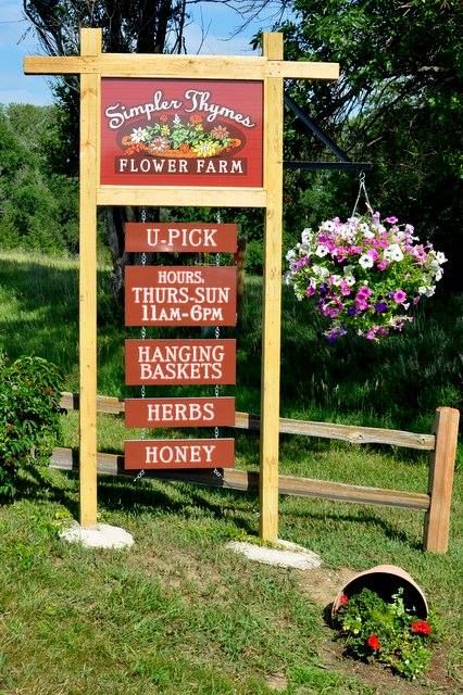 Farm Market Ideas, Thyme Flower, Farm Entrance, Flower Farming, Vegetable Stand, Cut Flower Farm, Rose Nursery, Farm Business, Farm Store