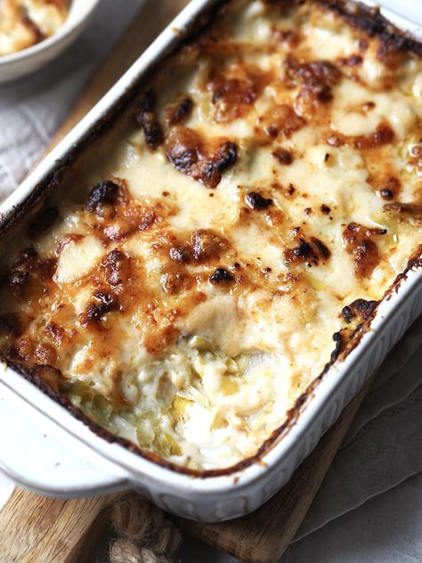 Easy Cheesy Baked Leeks Creamed Leeks Recipes, Cheesy Leeks Recipe, Creamy Leeks, Creamy Leeks Side Dish, Sautéed Leeks, Crispy Leeks Recipe, Leeks Side Dish, Cheesy Leeks, Easy White Sauce