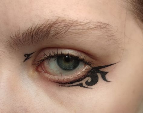 Artistic Eyeliner Ideas, Forehead Makeup Art, Graphic Liner Makeup Black, Unique Eyeliner Looks, Artistic Eyeliner, Puppy Liner, Easy Graphic Liner, Eyeliner Art, Funky Makeup