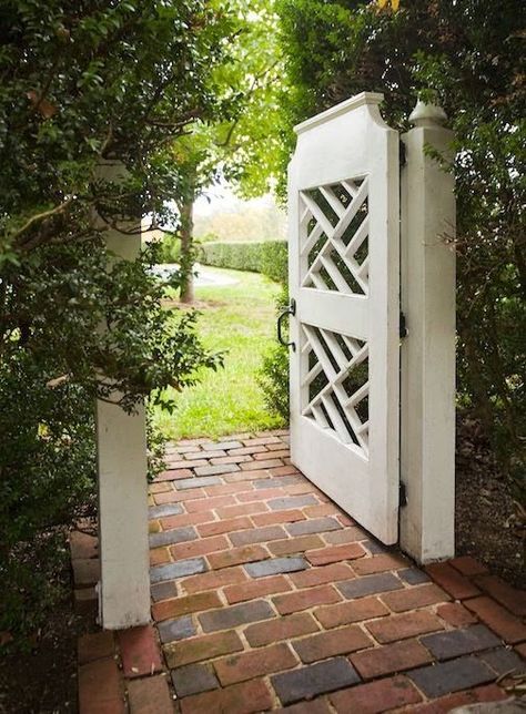 Chippendale Crush - garden gate upgrade with Chippendale pattern {The Pink Clutch} Garden Gates And Fencing, Garden Gate Design, Brick Walkway, Garden Entrance, Front Gates, Diy Outdoor Decor, Fence Gate, Garden Gate, Garden Doors