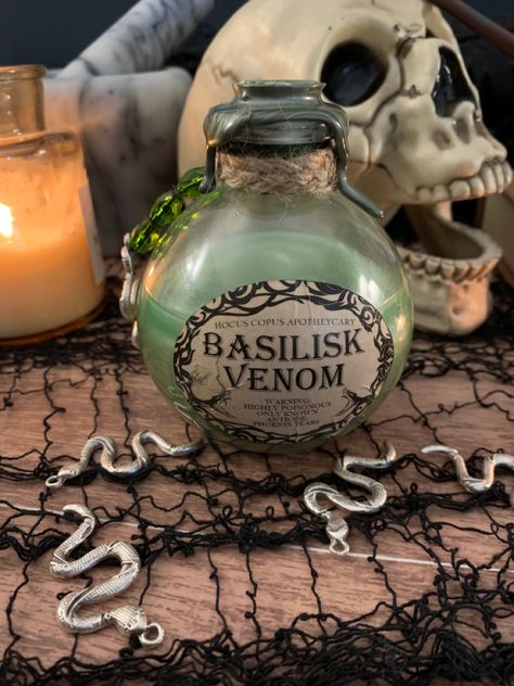 Apothecary Bottles Decor, Harry Potter Potions Diy, Harry Potter Potion Ingredients, Harry Potter Potion Bottles, Harry Potter Potion Labels, One Is Fun, Harry Potter Bedroom Decor, Hogwarts Party, Potions Recipes