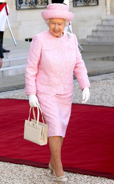 2014 The Queen stepped out in Paris in a sprightly pink skirt suit, matching topper and bow-topped pumps. Queen Elizabeth Fashion, Pink Skirt Suit, Queen Elizabeth Photos, Elizabeth Queen, Queen Hat, Homecoming Parade, Royal Hats, Rainha Elizabeth Ii, Queen E