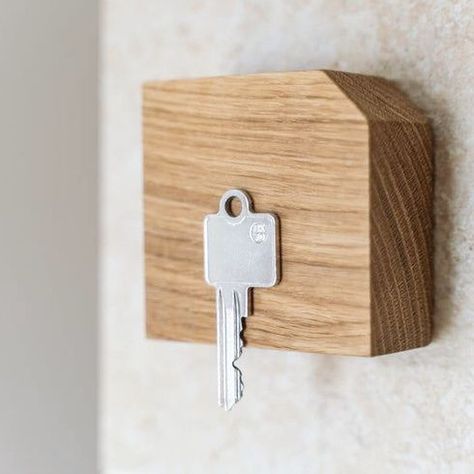 Shop here this unique oak key holder. Crafted from natural oak wood and with powerful hidden magnets inside, this keyholder is a game-changer! Pop your keys on it when you arrive home and grab them straight off again when you're heading out. You'll always know where to find them with this super clever and fun keyholder. Its minimalist design is also a modern and clean addition to your home. Key Holder Entryway, Forest Homes, Magnetic Key Holder, Tumblr Room Decor, Key Holder For Wall, Natural Oak Wood, Farmhouse Table Decor, Entryway Organizer, Tafel Decor