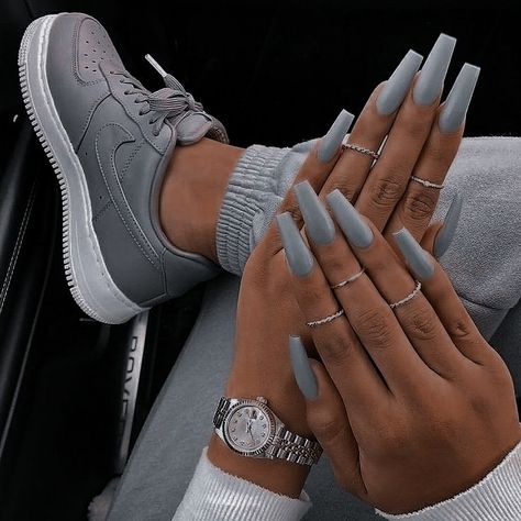 Simple Matte Black Nails, Nails For Court, Light Gray Nails Acrylic, Gray Coffin Nail Ideas, Matte Grey Acrylic Nails, Nardo Grey Nails, Nail Ideas Gray, Light Gray Nail Ideas, Grey Nails Coffin