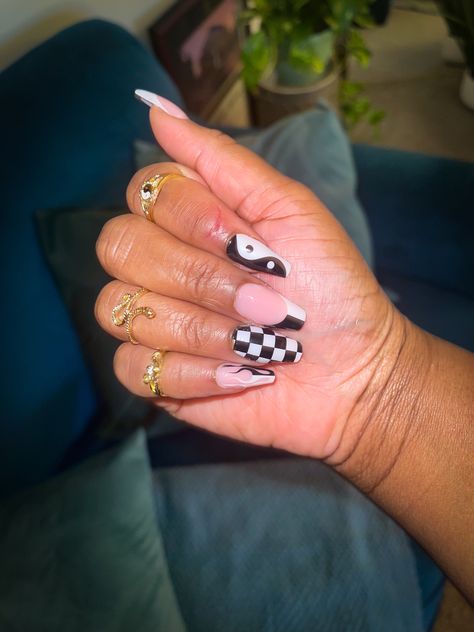 Harlequin Pattern Nails, Black Checkerboard Nails, Nail Designs Ying Yang, How To Do Checkered Nails, Checkboard Nails, Ying Yang Nail Art, Yin Yang Nail Art, Yin And Yang Nails, Checkerboard Nails