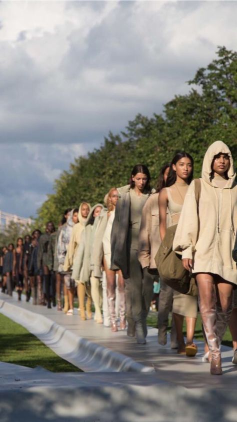 Yeezy Season 4 Yeezy Photoshoot, Yeezy Runway, Yeezy Models, Yeezy Fashion Show, Yeezy Season 4, Yeezy Season 1, Runway Aesthetic, Yeezy Brand, Catwalk Design