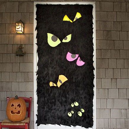 porta-dia-bruxas4                                                       … Homemade Halloween Crafts, Porta Halloween, Diy Halloween Door Decorations, Monster Door, Halloween Diy Door, Halloween Front Door Decorations, Halloween Front Doors, Casa Halloween, Diy Halloween Decor