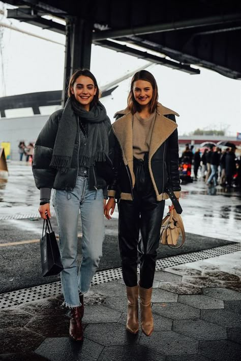 Which outfit do you prefer? #jacketsforwomen #outerwear #streetstyle #outfitideas Classy Trendy Outfits, Trendy Outfits Inspiration, Look Boho Chic, Jeans Trend, Looks Jeans, Daily Fashion Inspiration, Model Look, Cooler Look, Looks Street Style