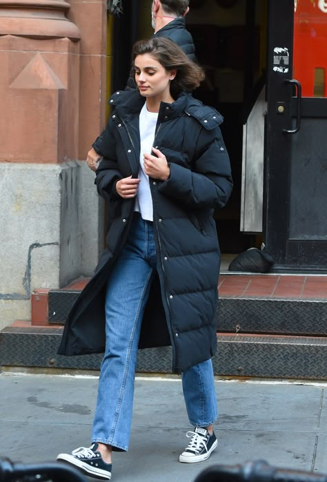 Winter Outfits With Long Puffer Jacket, Aritzia Super Puff Long Outfit, Puffer Parka Outfit, Big Winter Coat, Outfits With Black Puffer Jackets, Blue Puffer Coat Outfit, Dark Blue Puffer Jacket Outfit, Aritzia Puffer Jacket Outfit, Long Puffer Coat Street Style