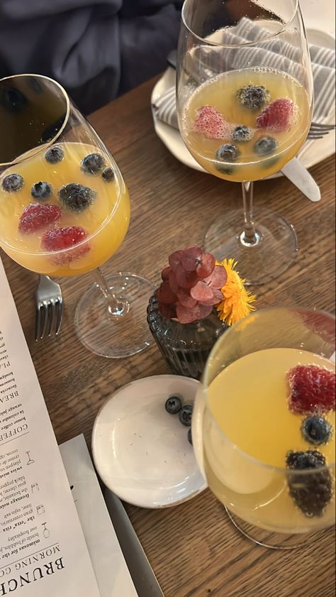 Brunch Mimosa, Birthday Mimosas, Mimosa Bar Aesthetic, Mimosa Fruit Platter, Mimosas Aesthetic, Mimosa Aesthetic, Morning Mimosas Aesthetic, Brunch Mimosas Aesthetic, Brunch With Friends