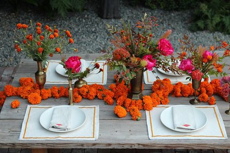 Marigold garlands scattered across the #wedding reception tables. Orange Marigolds, Marigold Wedding, Table Decorating, Harvest Party, Boda Mexicana, Marigold Flower, Wedding Arrangements, Indian Wedding Decorations, Diwali Decorations