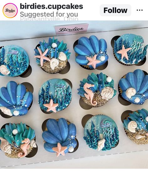 Pretty Cupcakes Designs, Ocean Themed Food, Beach Theme Desserts, Ocean Cupcakes, Tropical Snacks, Ocean Birthday Party, Ocean Cakes, Frosting Techniques, Sea Cakes