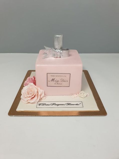 Unique Cake Design For Women, Perfume Cake Ideas, Chanel Birthday Cake, Model Cake, Unique Cakes Designs, Queen Cakes, Ballerina Cakes, Luxury Cake, Pink Birthday Cakes