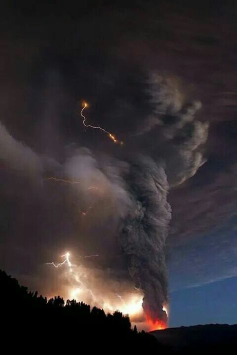 amazing lightning Lightning Photography, Nature City, Storm Photography, Wild Weather, City Sky, Lightning Storm, Natural Phenomena, Sky And Clouds, Beautiful Sky