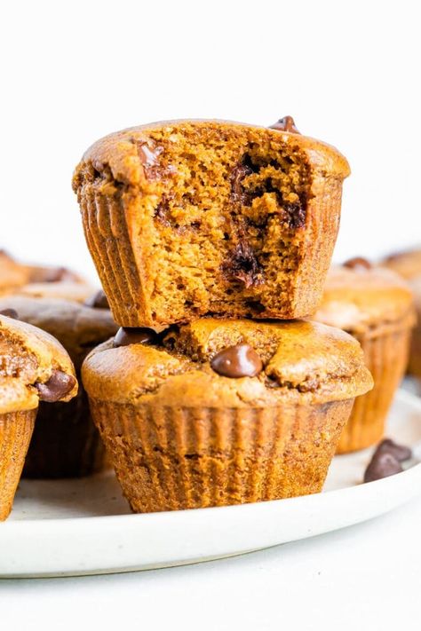 Healthy, paleo pumpkin muffins made with almond butter and pumpkin. No flour, no oil and no dairy. 9 grams of protein in each muffin! Flourless Pumpkin Muffins, Flourless Baking, Pumpkin Protein Muffins, Paleo Pumpkin Muffins, Mini Chocolate Chip Muffins, Paleo Muffins, Eating Bird Food, Pumpkin Protein, Pumpkin Treats