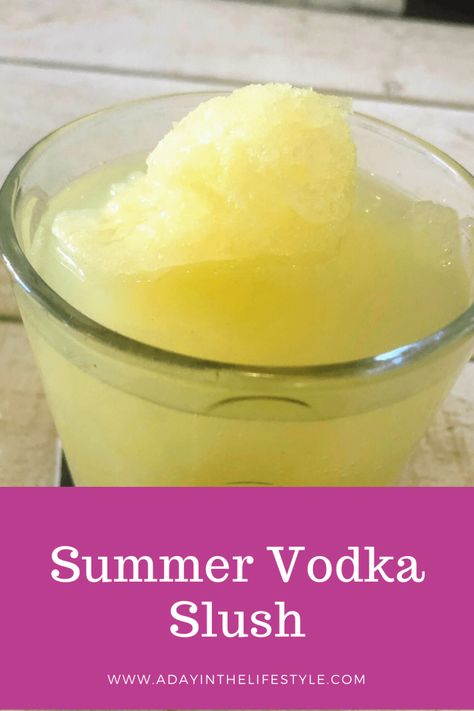 Gin Slush Recipe, Vodka Mixed Drinks Recipes, Vodka Slush Recipe, Slushy Alcohol Drinks, Alcoholic Slush Recipes, Lemonade Slushie Recipe, Alcoholic Slush, Vodka Slushies, Vodka Slush