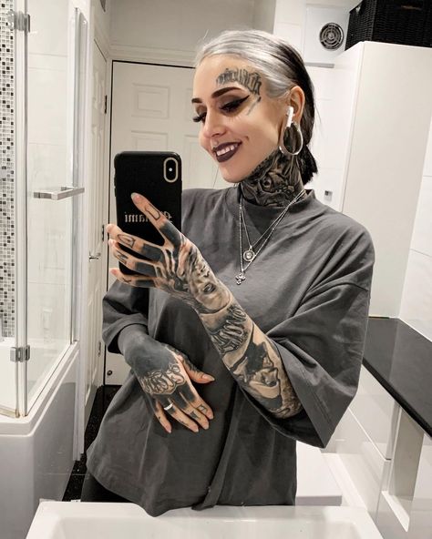 58.3 k mentions J’aime, 137 commentaires - Monami Frost (@monamifrost) sur Instagram : "Don’t forget to smile 😁 bathroom break between working and editing videos (hence the airpod) 😄 was…" Cheek Piercings, Monami Frost, Editing Videos, Hair Envy, Cute Fits, Bobble Head, Video Editing, Girl Tattoos, Tattoos For Women