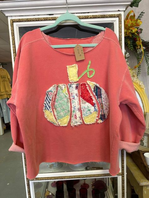 Pumpkin Shirt Ideas, Patchwork Quilt Clothes, Quilt Upcycling, Altered Sweatshirts Diy, Quilted Denim, Refashion Sweatshirt, Patch Clothing, Applique Sweatshirts, Patch Work Sweatshirt Diy