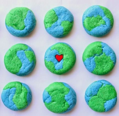 Earth cookies Environment Day Creative, Earth Day Cookies, How To Make Earth, Creative Ideas For Kids, Pastel Cupcakes, Kid Friendly Snack, Earth Day Activities, Environment Day, Green Day