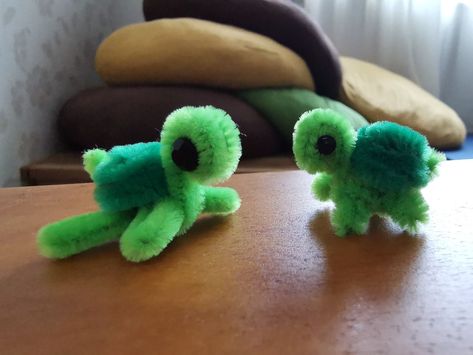 Pipe Cleaner Turtle, Pipe Cleaner Projects, Fun Sleepover Activities, Pipe Cleaner Animals, Pipe Cleaner Art, Ideas Regalo, Kindergarten Projects, Pipe Cleaner Flowers, Diy Crafts Bookmarks