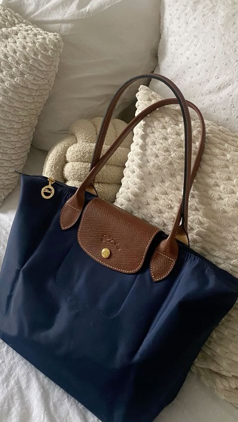 Longchamp Navy Blue, Long Champ Aesthetic, Blue Longchamp Bag Outfit, Longchamp School Bag, Long Champ Bag Aesthetic, Taschen Aesthetic, Navy Longchamp Bag Outfit, Blue Bag Aesthetic, Navy Longchamp Bag