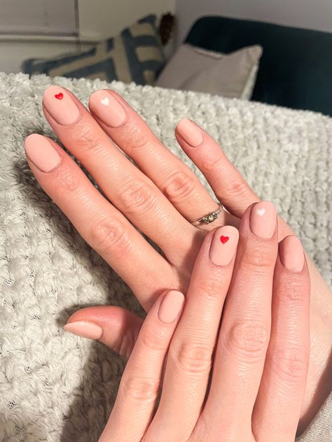 Valentine's Day nails. Light pink, small hearts Manicure Small Nails, Small Pink Heart Nails, Wedding Nails For Bride Heart, Small Heart Nail Art, Plain Valentines Day Nails, Nails Small Heart, Small Gel Nails, Small Heart Nails, Nails With Small Heart