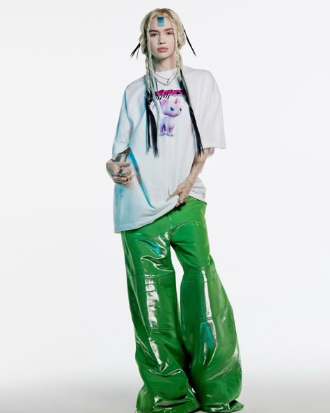 Grimes Aesthetic, Claire Boucher, Julia Fox, Rave Costumes, Female Musicians, Futuristic Fashion, Green Pants, Cyberpunk, Style Icons