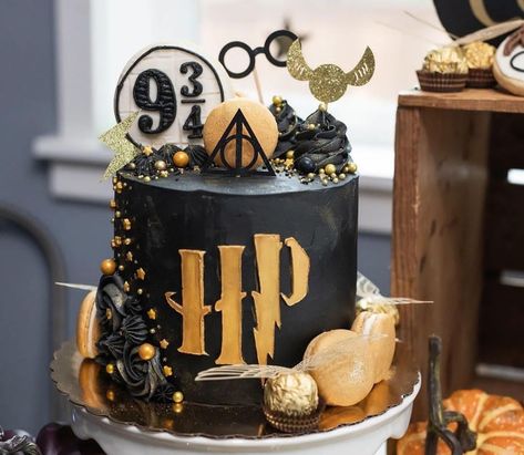 Harry Potter Birthday Cake Ideas, Tort Harry Potter, Harry Potter Theme Cake, Harry Potter Themed Birthday, Gateau Harry Potter, Harry Potter Twins, Harry Potter Cupcakes, Harry Potter Theme Birthday, Harry Potter Birthday Cake