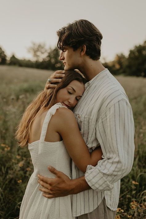 Styled Photoshoot Ideas Couples, Natural Poses For Couples, Poses For Height Difference Couples, Engagement Photo Inspo Field, Unique Couple Shoot Ideas, Engagement Session Outfit Ideas, Engagement Photos Intimate, Shy Couple Poses Photography, Late Summer Engagement Pictures