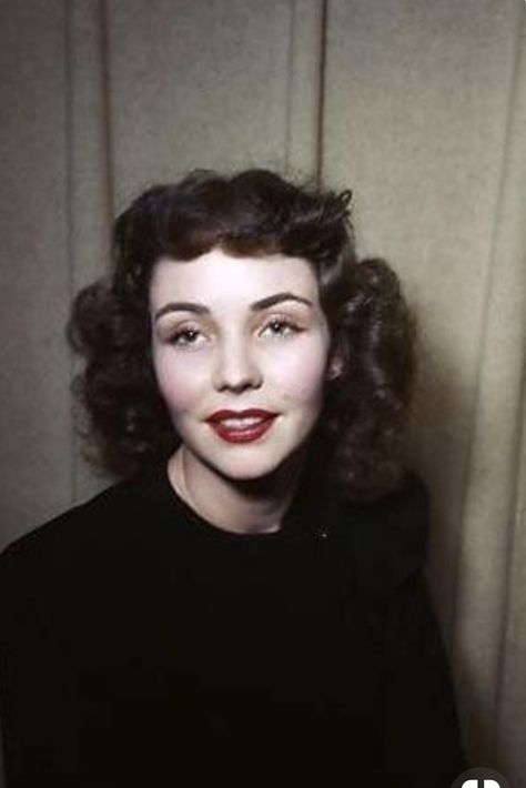 Lisa Frankenstein, Historical Hairstyles, 40s Hairstyles, Vintage Photo Booths, 1940s Hairstyles, Jennifer Jones, Hair Catalog, Vintage Inspiration, Vintage Hair